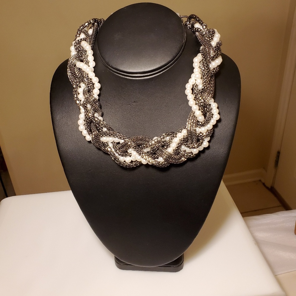 Nwt- GunMetal Chain& Pearl Statement Necklace